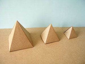 ピラミッドの折り紙