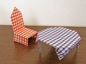 椅子とテーブルの折り紙