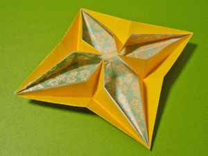 菊皿の折り紙