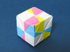 色鉛筆市松立方体の折り紙